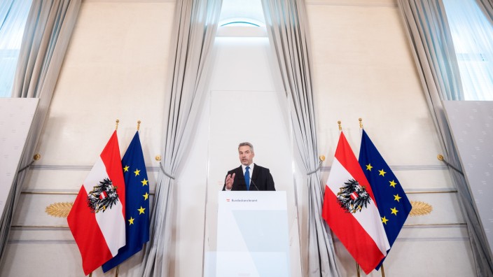 Österreich: Das Pult hat er, die Fahnen auch, aber beides quasi auf Bewährung: Bundeskanzler Karl Nehammer, der an diesem Samstag auch ÖVP-Chef wird.
