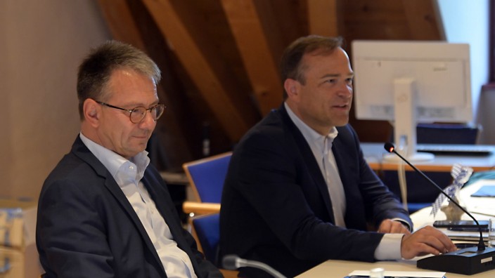 Flüchtlingshilfe: Fürstenfeldbrucks Landrat Thomas Karmasin (links) und sein Landsberger Amtskollege Thomas Eichinger kritisieren die Flüchtlingspolitik der Bundesregierung.
