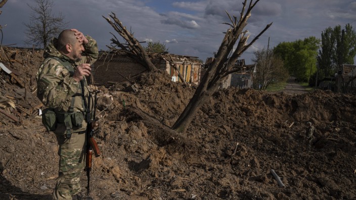 Krieg in der Ukraine: Ein ukrainischer Soldat inspiziert in Bachmut die Schäden durch einen russischen Luftangriff.