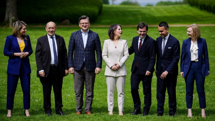 Krieg in der Ukraine: Im Garten von Schloss Weißenhaus: Außenministerin Baerbock (Mitte) mit ihren Gästen, links von ihr der ukrainische Kollege Dmytro Kuleba.