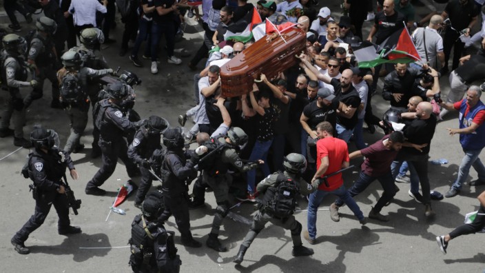 Nahost: Würdelose Szenen beim Trauerzug für Shireen Abu Akleh: Israelische Einsatzkräfte gehen mit Schlagstöcken und Tränengas gegen die Trauernden vor.