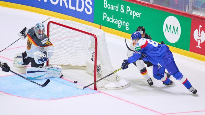 Deutschland gewinnt bei der Eishockey-WM: Einmal war Philipp Grubauer geschlagen: Kristian Pospisil trifft per Bauerntrick zum 1:2.