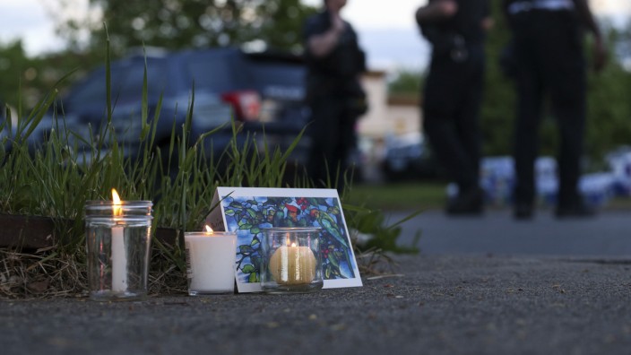 USA: Kerzen und ein Bild stehen in der Nähe des Ortes, an dem ein 18-Jähriger in der Stadt Buffalo im US-Bundesstaat New York das Feuer eröffnet und zehn Menschen getötet hat.