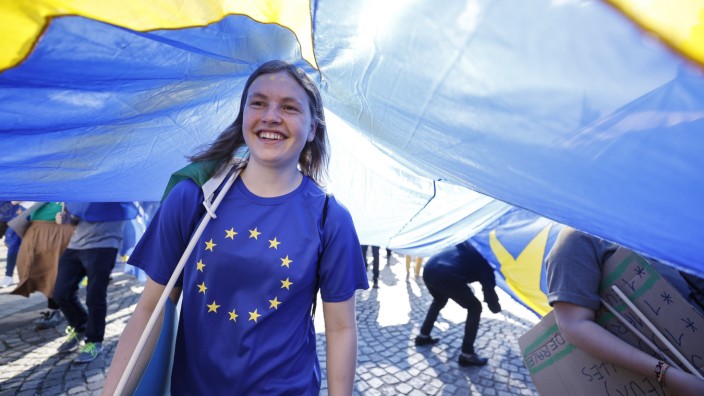 Prantls Blick: Eine Jugendliche nimmt am 9. Mai an einer Demonstration vor dem Abschluss der Konferenz zur Zukunft Europas teil.