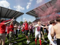 Aufstieg von Rot-Weiss Essen: Das Fußballglück kehrt zurück an die Hafenstraße