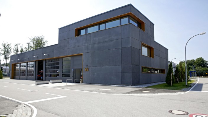 In Geretsried: Das Seminar- und Sozialgebäude mit Fahrzeughalle der Staatlichen Feuerwehrschule in Geretsried.