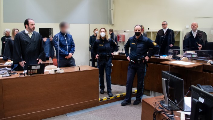 Waffenprozess vor dem Landgericht: Wegen illegalen Waffenhandels sind drei Männer vor dem Münchner Landgericht angeklagt. Sie sollen Waffen aus den Balkankriegen in Kroatien besorgt und nach Deutschland gebracht haben.