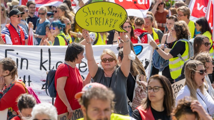 Arbeitskampf in Bayern: Mit Plakaten und Fahnen haben im Mai vergangenen Jahres Demonstranten an einer Kundgebung auf dem Münchner Marienplatz teilgenommen.