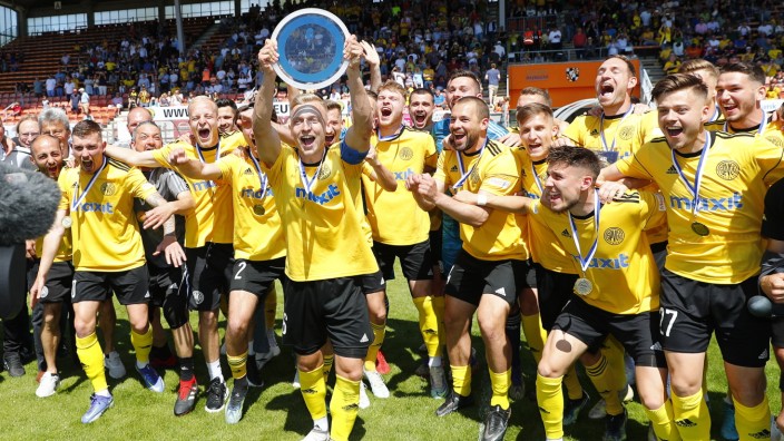 Regionalliga: Erfahren im Feiern: Benedikt Kirsch, der die Meisterschale zeigt, ist zum zweiten Mal binnen zwei Jahren in die dritte Liga aufgestiegen.