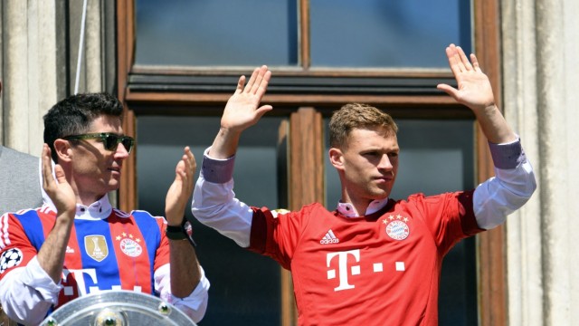 FC Bayern: Auch Robert Lewandowski und Joshua Kimmich tragen Trikot-Varianten aus den vergangenen zehn Meisterjahren.