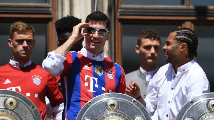 FC Bayern: Bestimmt nur eine Leihgabe: Noch-Stürmer Robert Lewandowski mit Serge Gnabrys Sonnenbrille.