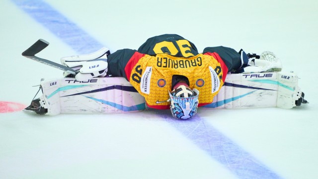 Eishockey-Torhüter Philipp Grubauer: Kunststück mit 20 Kilo Schutzausrüstung: Philipp Grubauer beim Stretching.