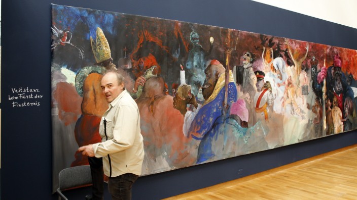 Ausstellung: Das monumentale Gemälde von Rudi Hurzlmeier "Veitstanz beim Fürst der Finsternis", ist das größte Bild, das jemals im Buchheim-Museum in Bernried zu sehen war.