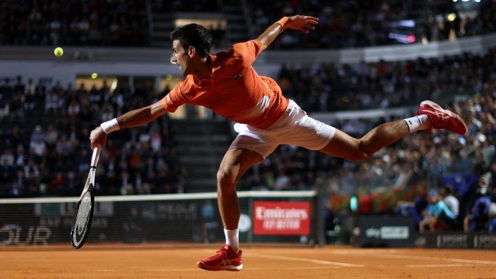 Tennis: Wie ein Balletttänzer an der Grundlinie: Novak Djokovic glänzt wieder mit akrobatischen Rettungsaktionen auf dem Tennisplatz.