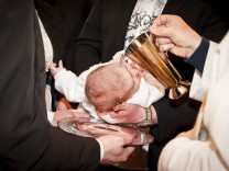 Religion: Frauen dürfen taufen – wenn Priester fehlen