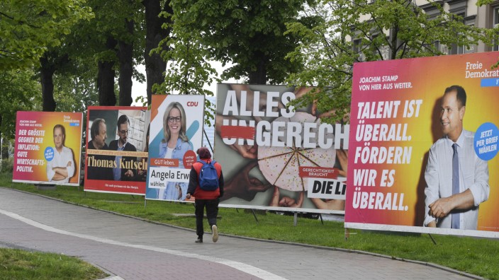 Landtagswahlen in Nordrhein-Westfalen: Die Zeit des Lagerwahlkampfes geht auch in Nordrhein-Westfalen dem Ende zu: Wahlplakate in Düsseldorf.