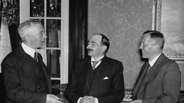 Fiscal Policy in the Weimar Republic: In Big Politics: Hjalmar Schacht (left), Reich Bank President, Minister of Economy and Commissioner-General of the Defense Industry in conversation with French Minister of Trade Paul Bastide in 1936. Right: Finance Minister Lutz Graf von Schwerin-Krosigk.