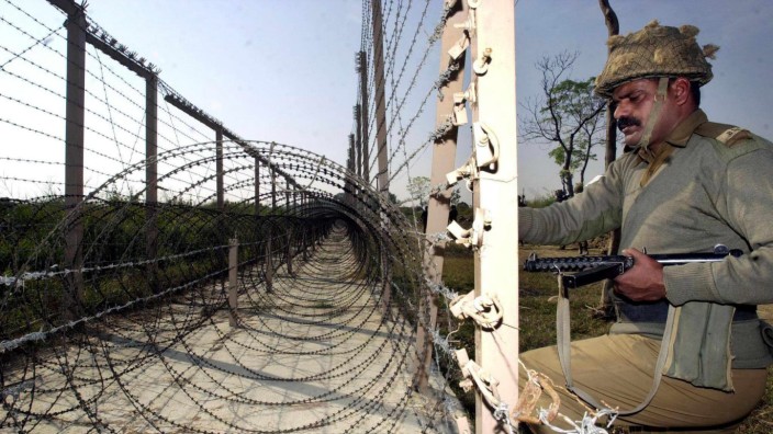 Kartografie: Sie nennen es "Line of control": Grenze zwischen Pakistan und Indien im umstrittenen Kaschmir-Gebiet. Foto aus dem Jahr 2001.