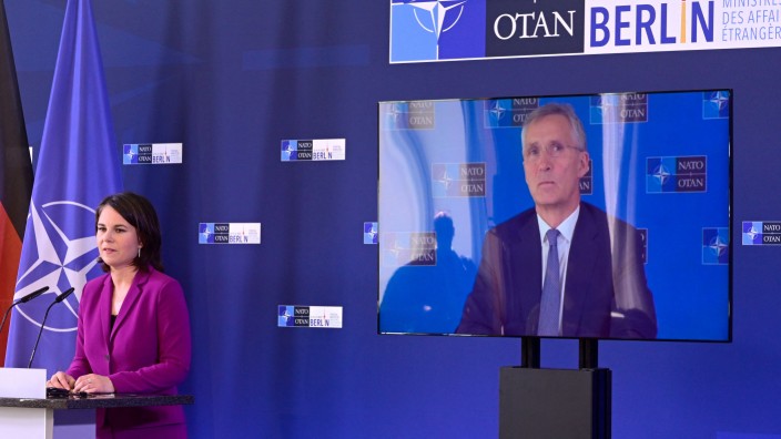 Nato: Bundesaußenministerin Annalena Baerbock (Grüne) und der per Video zugeschaltete Nato-Generalsekretär Jens Stoltenberg.