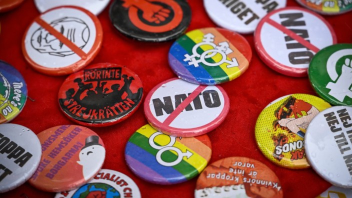 Möglicher Nato-Beitritt: Buttons der Nato-Gegner, gesehen am Samstag bei Protesten vor dem Büro der schwedischen Sozialdemokraten in Stockholm.
