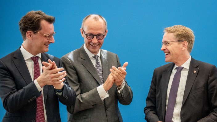 CDU: Vor einer Woche applaudierten Hendrik Wüst (links) und Friedrich Merz (Mitte) noch Daniel Günther.