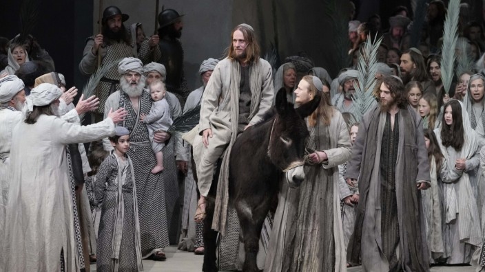 Oberammergauer Passionsspiele: Weniger Volkstheater als große Oper: Frederik Mayet als Jesus beim Einzug in Jerusalem.