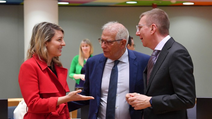 Liveblog zum Krieg in der Ukraine: Beim Treffen der EU-Außenminister nimmt auch die Kanadierin Melanie Joly teil, hier im Gespräch mit dem EU-Außenbauftragten Josep Borrell (m.) und dem Letten Edgars Rinkevics.