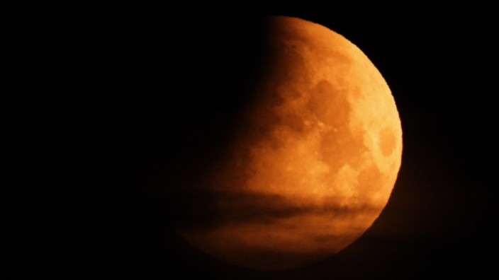Geschichte: Der Beginn einer Mondfinsternis im Mai 2022: Bereits mittelalterliche Chronisten hielten gewissenhaft fest, wann der Mond dunkler zu sehen war als sonst.