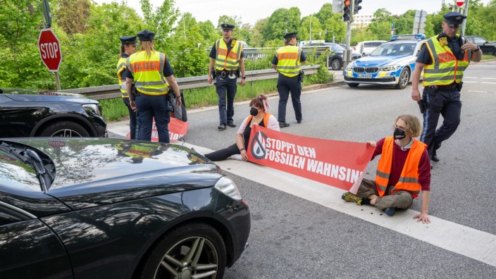 "Letzte Generation": Festgeklebt: Klima-Aktivisten der Gruppe "Letzte Generation" blockieren die Autobahnausfahrt Fürstenried.