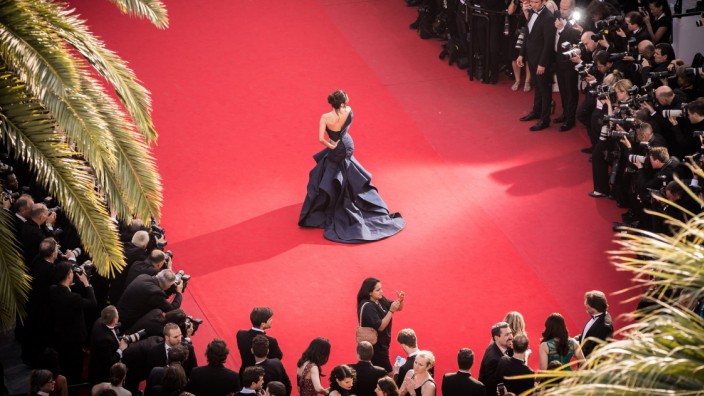 Filmfestspiele in Cannes: So sah der rote Teppich vor der Pandemie aus, und so soll er auch jetzt wieder aussehen: Eva Longoria in einer typischen Cannes-Szene.