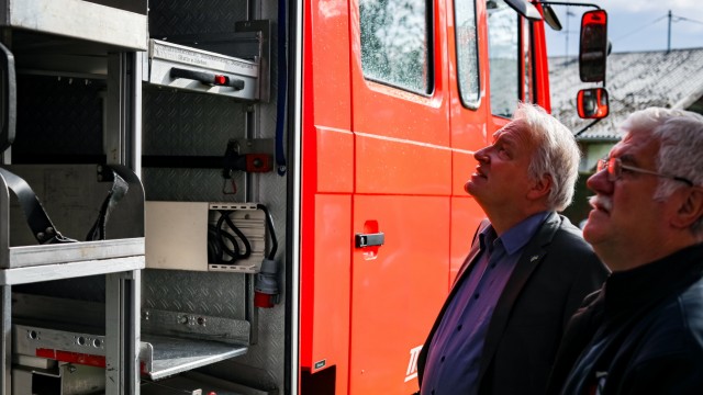 Städtepartnerschaft: Den Zustand des für die Ukraine gekauften Tanklöschfahrzeugs prüfen Eichenaus Bürgermeister Peter Münster und sein Stellvertreter Josef Spiess.
