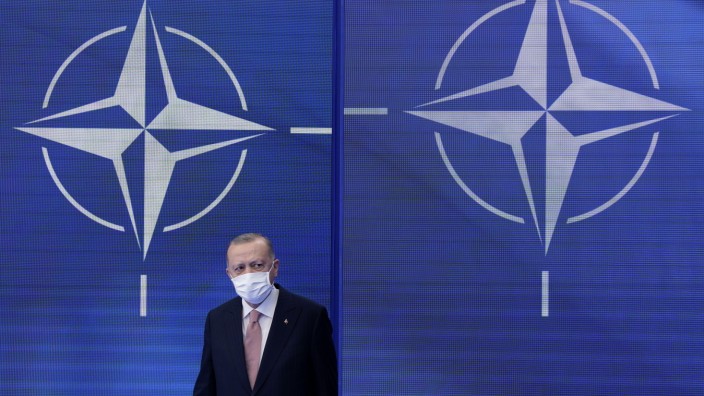 Türkei: Ein Mann mit Anliegen: Der türkische Präsident Recep Tayyip Erdoğan bei der Nato in Brüssel.