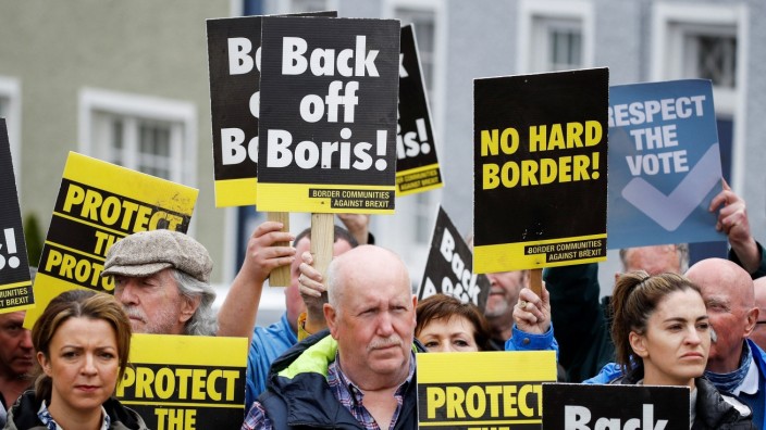 Nordirland: Bei der Ankunft des britischen Regierungschefs im nordirischen Hillsborough protestieren Brexit-Gegner mit Anti-Johnson-Plakaten.