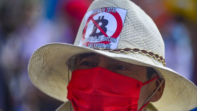 Kryptowährung: Ein Demonstrant in El Salvador bei einem Protest gegen den Bitcoin.