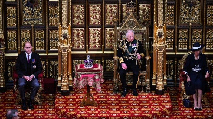 Prinzregentschaften: Bei der Eröffnung des Parlaments im House of Lords saß Prinz Charles zum ersten Mal dort, wo sonst seine Mutter Platz nimmt. Sein Sohn William und seine Frau Camilla saßen an seiner Seite.