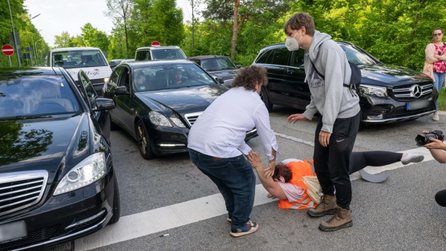 Protestaktion gegen Klimapolitik: Ein Autofahrer zerrt einen Aktivisten der Gruppe "Letzte Generation" von der Straße.