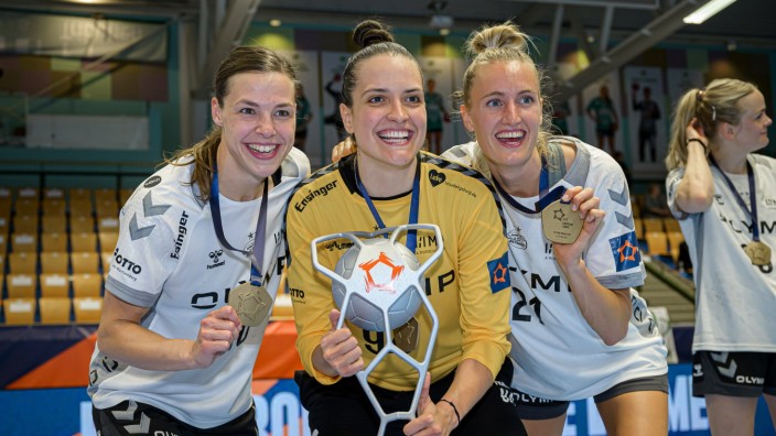 Frauen-Handball: Ein herausragender Moment für Bietigheim und das deutsche Frauenhandball: Inger Smits (links), Torhüterin Gabriela Moreschi sowie Kelly Dulfer (rechts) posieren in Viborg mit dem Pokal der European League, den sie in Dänemark gewonnen haben.