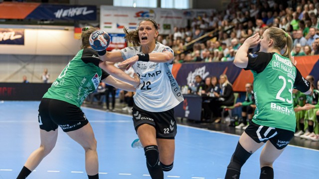 Frauen-Handball: Hart im Nehmen: Die Bietigheimerin Xenia Smits (Nr. 22) wurde als herausragende Spielerin des Final-Four-Turniers ausgezeichnet.