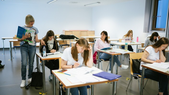 Integration: Vor allem junge Frauen aus der Ukraine besuchen den Deutschkurs von Andrea Feiten (links) an der Volkshochschule Südost in Neubiberg.