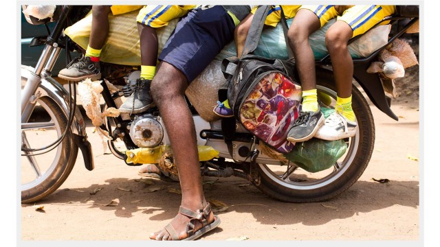 Phototriennale Hamburg: Ein Motorrad, sechs Menschen: Im Bildband "Liberia" dokumentiert Andreas Herzau das Alltagsleben der Menschen im Land.