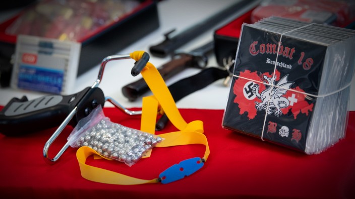 Rechtsextremismus: Beschlagnahmte Gegenstände - Waffen, Munition und CDs - aus der rechtsextremen Szene.