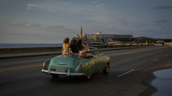 USA: Touristen in einem amerikanischen Oldtimer in Havanna. Die Reise in die USA soll künftig einfacher werden.