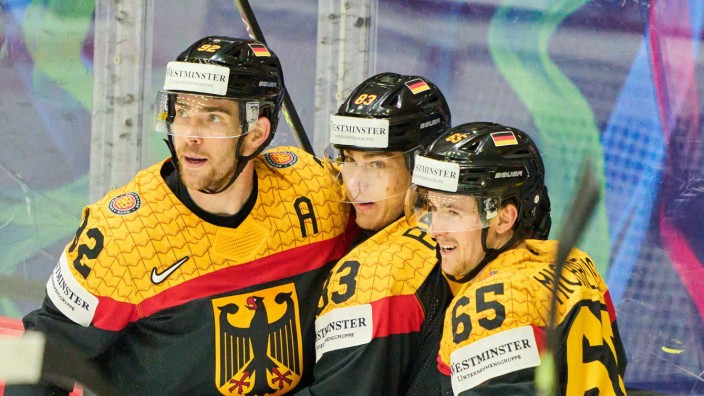 Deutschland bei der Eishockey-WM: Leo Pföderl (Mitte) wird für das entscheidende Tor gegen Frankreich gefeiert, die Vorlage kam von Marcel Noebels (links).