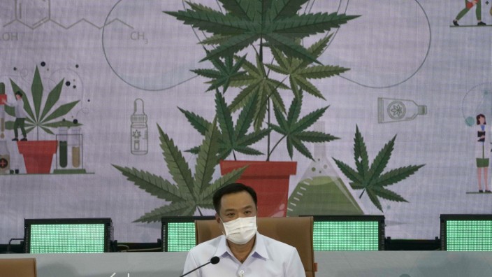 Thailand: Ist das auch eine Form von Green Economy? Der thailändische Gesundheitsminister Anutin Charnvirakul verschenkt Cannabis-Pflanzen für eine blühende Wirtschaft.
