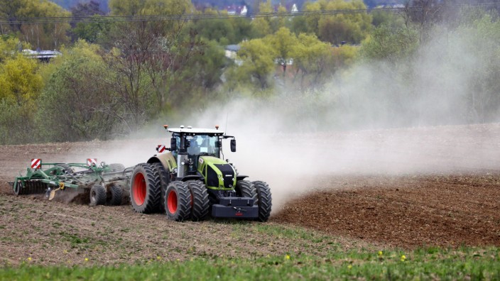 Landwirtschaft: Schwere Fahrzeuge können insbesondere die untere Bodenschicht dauerhaft schädigen.