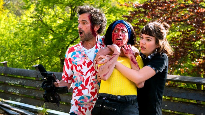 Zombiekomödie "Coupez!" beim Festival von Cannes: Ein Film über einen Film im Film: Romain Duris (links) als verzweifelter Regisseur in "Coupez!".
