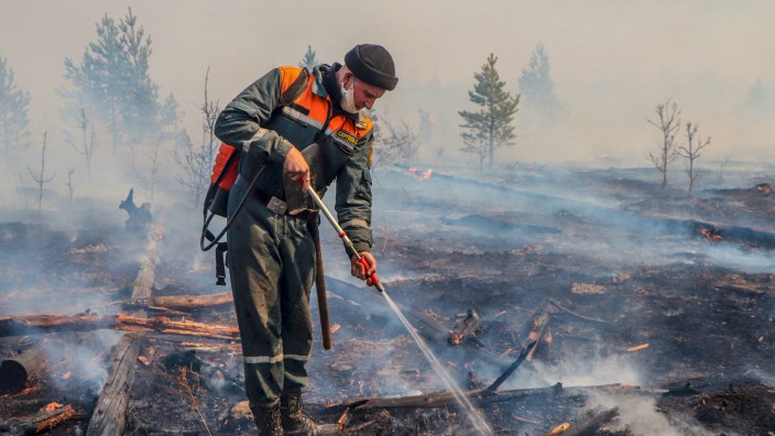 Russland: Ein Feuerwehrmann in einem niedergebrannten Waldstück bei Kurgan.