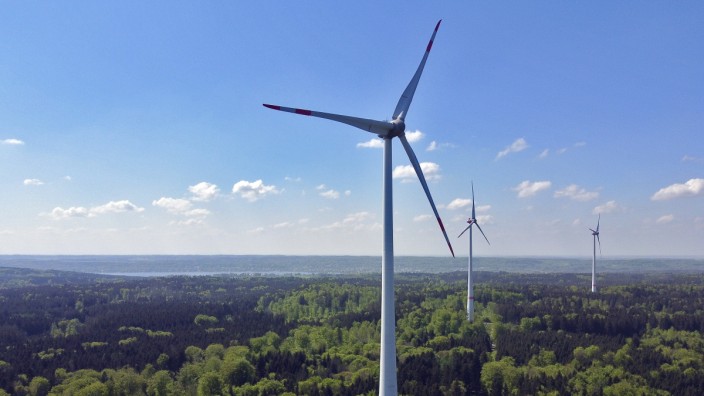 Energieversorgung: Große Windräder, wie hier bei Schäftlarn, gibt es auf dem Gebiet des Landkreises Bad Tölz-Wolfratshausen nicht.