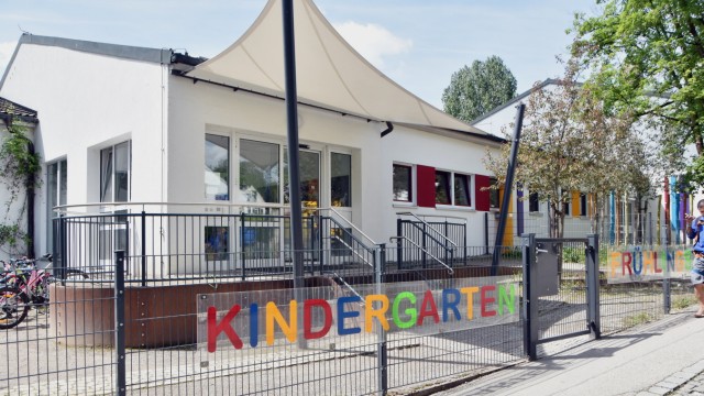 Kinderbetreuung: Für ihre Kitas, im Bild der Kindergarten Frühlingstraße, hat die Stadt Fürstenfeldbruck zu wenig Erzieherinnen und Erzieher.