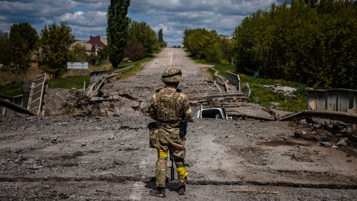 Opfer und Verluste: "Bedeutende Verluste" der eigenen Seite hat selbst der Kreml eingeräumt: Ein ukrainischer Posten auf einer zurückeroberten Straße nördlich von Charkiw.